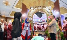 Pembina Dekranasda Makassar, Aliyah Mustika Ilham Tinjau Booth Dekranasda Makassar di INACRAFT