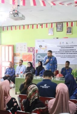 Program Seragam Graris Terus Berjalan, Munafri Salurkan Seragam, Tumbler, Tas ke Siswa SD