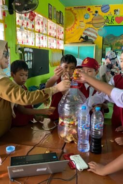 Dari Sekolah untuk Kota, Gerakan 10.000 Liter Eco Enzym Warnai Hari Guru Nasional