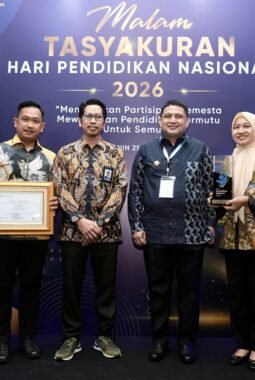 Kota Makassar Raih Penghargaan Hardiknas 2026, Munafri Tegaskan Semua Anak Wajib Sekolah
