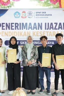 Pemkot Makassar Serahkan 108 Ijazah Kesetaraan, Achi Soleman: Pendidikan Hak Semua Warga